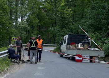 Circulație oprită pe Trans-Cislău după ce o alunecare de teren a avansat. Zeci de elevi învață online