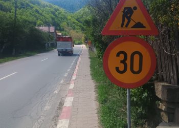 Restricții de circulație pe DN10, în zona Lunca Jariștei. Carosabil afectat după ploile abundente