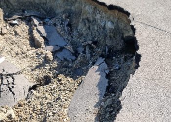 Ploile au provocat alunecări de teren și au afectat zeci de kilometri de drumuri în județul Buzău. Mai multe gospodăriiar putea rămâne izolate