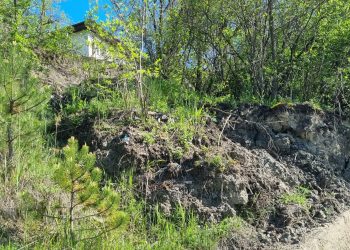 Pământul se surpă lângă o școală din Mânzălești. Peste 20 de copii, în pericol