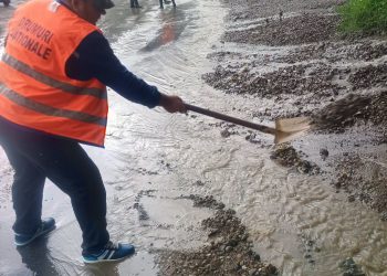 VIDEO DN10, blocat parțial după o ploaie torențială care a adus pietriș și pământ pe carosabil