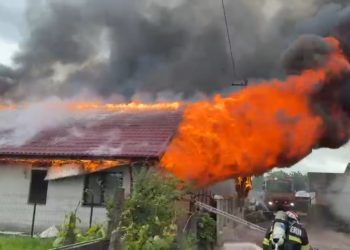 VIDEO Incendiu puternic la două locuințe din Săhăteni. Flăcările au cuprins aproximativ 300 de metri pătrați