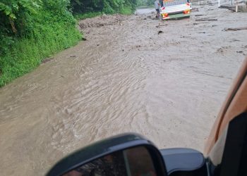 Probleme de circulație pe DN 10, după ploile abundente. Carosabil acoperit de apă și aluviuni în zona Nehoiașu