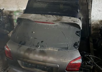 VIDEO Percheziții la Cochirleanca într-un dosar privind infracțiuni de mediu. Polițiștii au ridicat 49 de autovehicule și 15 tone de piese auto