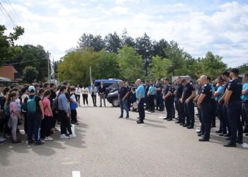 VIDEO Lecție în aer liber, la Sărata Monteoru. Trasee turistice refăcute de jandarmi și copii