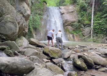 Oaze de răcoare în perioade de caniculă. Cascadele de la Curbura Carpaților atrag tot mai mulți turiști