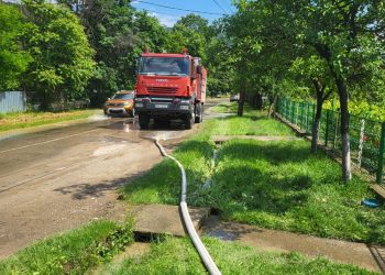 Rupere de nori la Vintilă Vodă. Drumurile au devenit râuri, iar gospodăriile au fost inundate