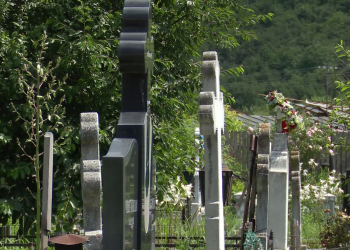 Schema „avansului” la cimitir. Un bărbat ar fi păcălit patru oameni și le-ar fi lăsat lucrările neterminate