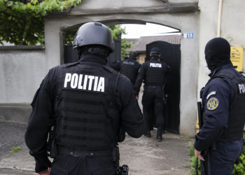 O bunică de 77 de ani conducea o rețea de cămătărie, în Râmnicu Sărat. Nepoții au fost reținuți alături de ea