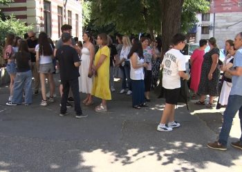 Peste 140 de absenți la Evaluarea Națională în Buzău. Un elev a susținut examenul din spital