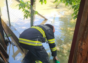 Rupere de nori la Vintilă Vodă. Drumurile au devenit râuri, iar gospodăriile au fost inundate