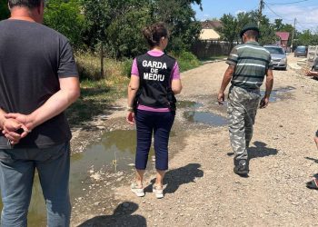 Miros insuportabil în satul Boboc, Cochirleanca. Localnicii reclamă probleme grave la rețeaua de canalizare