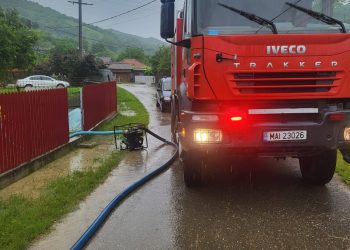 Ploile fac primele probleme în județul Buzău. O școală a fost inundată, iar cursurile au fost suspendate