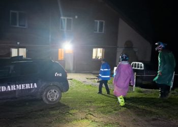 VIDEO Doi turiști rătăciți pe munte, salvați după cinci ore de căutări. Jandarmii au rămas cu ei peste noapte la stația meteo de pe Penteleu