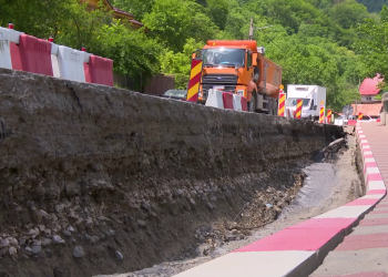 Porțiune din DN10, declarată calamitată după o surpare majoră la Siriu. Traficul se desfășoară semaforizat pe un singur sens