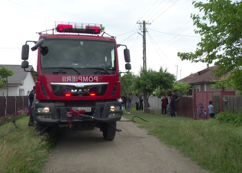 Clipe de groază într-un sat din Buzău. Flăcările au cuprins casa unei familii cu cinci copii