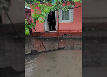 Ploaia torențială a făcut prăpăd în sud-estul județului Buzău. Curți inundate și un drum acoperit de ape