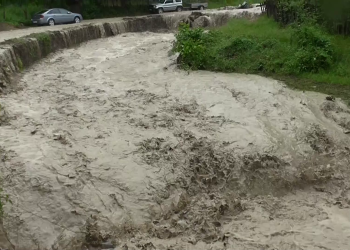 VIDEO Rupere de nori în județul Buzău. Drumuri înghițite de ape la Lopătari