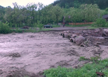 VIDEO Rupere de nori în munții Buzăului. Viitura a măturat drumurile către trei sate