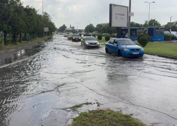 Ploaia torențială a inundat străzi și intersecții din Buzău. Canalizarea nu a făcut față