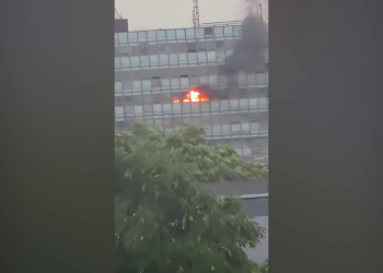 Incendiu uriaș în timpul furtunii, la una dintre cele mai mari foste fabrici din Buzău. Zeci de oameni au fost evacuați