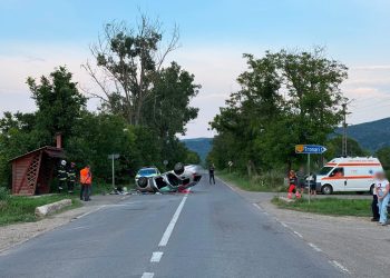 Patru răniți după ce un autoturism s-a răsturnat pe DN10, la Cislău