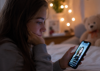 „Vrăjită” de iubire și lăsată fără bani și bijuterii! O adolescentă a crezut că își află destinul în cărți și a rămas cu o pagubă uriașă