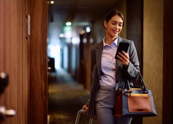 Automatizare hotelieră: cum funcționează sistemele pentru camerele de hotel
