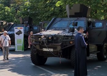 Mii de buzoieni au admirat cele mai noi blindate și drone ale Armatei