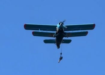 VIDEO Incident confirmat de MApN, după ce martorii au povestit ce au văzut pe cerul Buzăului. Un parașutist militar a rămas agățat de un avion aproximativ două minute