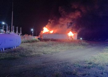 VIDEO Incendiu puternic la o hală cu baterii pentru stocarea energiei, în Stâlpu