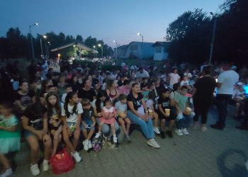 Seară de cinema în aer liber, la Smeeni. Peste 300 de oameni s-au strâns în parcul din comună