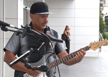 Chitara care răsună în centrul Buzăului. Un artist stradal cântă pentru fiica sa și pregătește un concert caritabil
