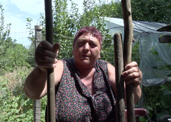 Fenomen misterios în satele de lângă Râmnicu Sărat. Oamenii sunt treziți noaptea de pietre aruncate pe case și fac de pază cu furci și lopeți