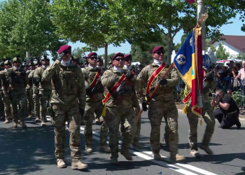 VIDEO Militarii au defilat la Buzău. În aceeași zi, armata a intervenit în Marea Neagră