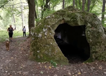 Acoperiș modern peste un monument rupestru vechi de sute de ani. Controverse la Schitul Fundătura