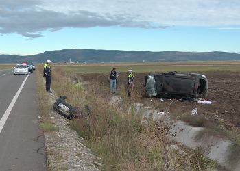 VIDEO La un pas de tragedie în drum spre serviciu. Șapte muncitori, răniți după ce mașina s-a răsturnat