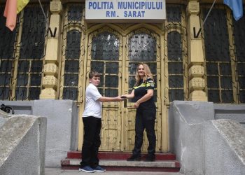 Puști de 13 ani din Râmnicu Sărat, exemplu de onestitate. A găsit un portofel cu bani și acte și l-a dus la poliție