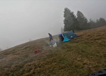 Intervenție a jandarmilor din Nehoiu. Doi turiști speriați de zgomotele din pădure au sunat la 112