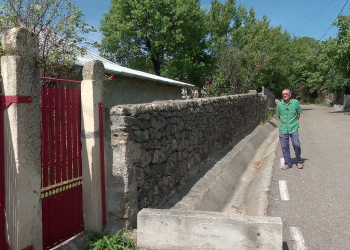 Casele cu lacăt din satele României. Proprietarii pleacă, gospodăriile se degradează