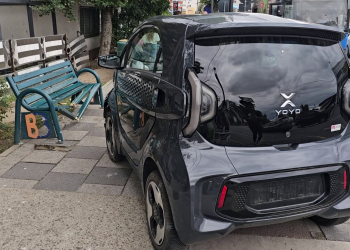 Tânără de 17 ani, la volanul unui microcar, a ajuns cu mașina pe trotuar și a lovit trei oameni, la Buzău