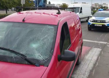 Pieton lovit de o autoutilitară și aruncat în bordură, la Buzău. Bărbatul a ajuns la spital cu o rană la cap