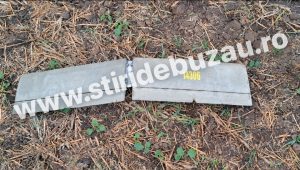 VIDEO Resturi de dronă militară, descoperite pe un câmp din comuna Robeasca. Intervenție a Armatei și a SRI