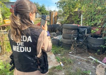Șofer prins cu o tonă de fier vechi fără acte. Polițiștii au mers la firma unde trebuia să ajungă marfa și au găsit un munte de deșeuri