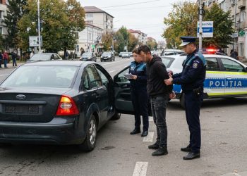 Prins la volan fără numere de înmatriculare și cu permisul suspendat